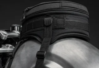 Tankvak s tvarovaným dnem posazený na nádrži motocyklu, detail popruhů