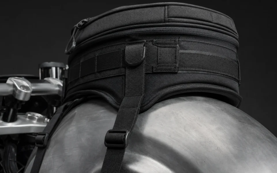 Tankvak s tvarovaným dnem posazený na nádrži motocyklu, detail popruhů