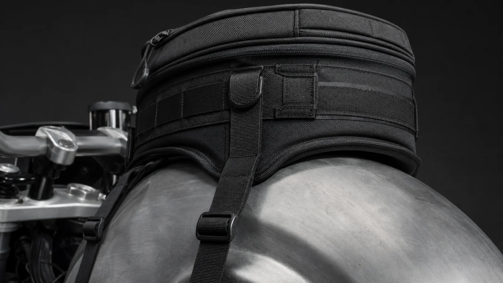 Tankvak s tvarovaným dnem posazený na nádrži motocyklu, detail popruhů
