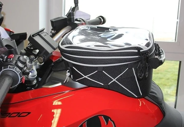 Tankvak s tvarovaným dnem usazený na nádrži BMW F 900