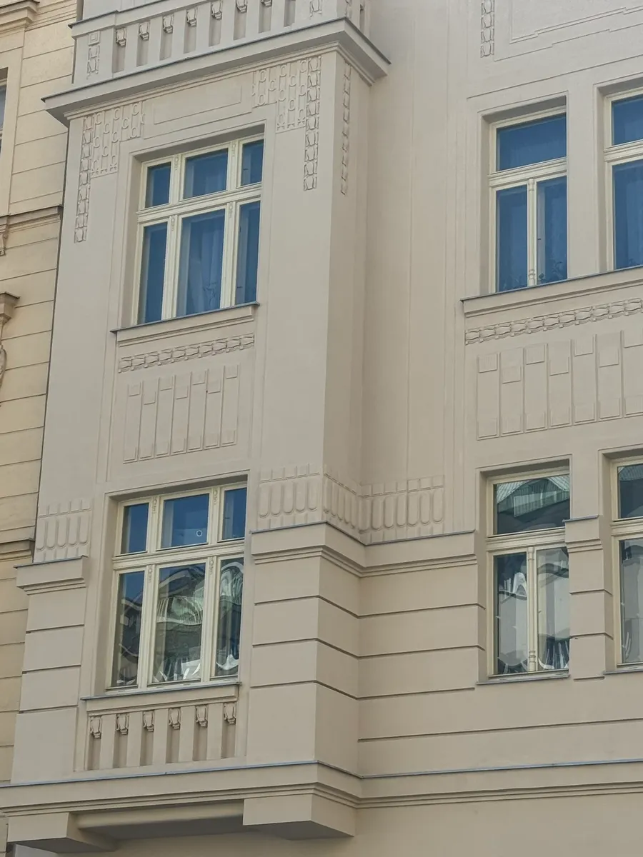Arkýř se špaletovými okny na domě v Haškově ulici v Praze 7