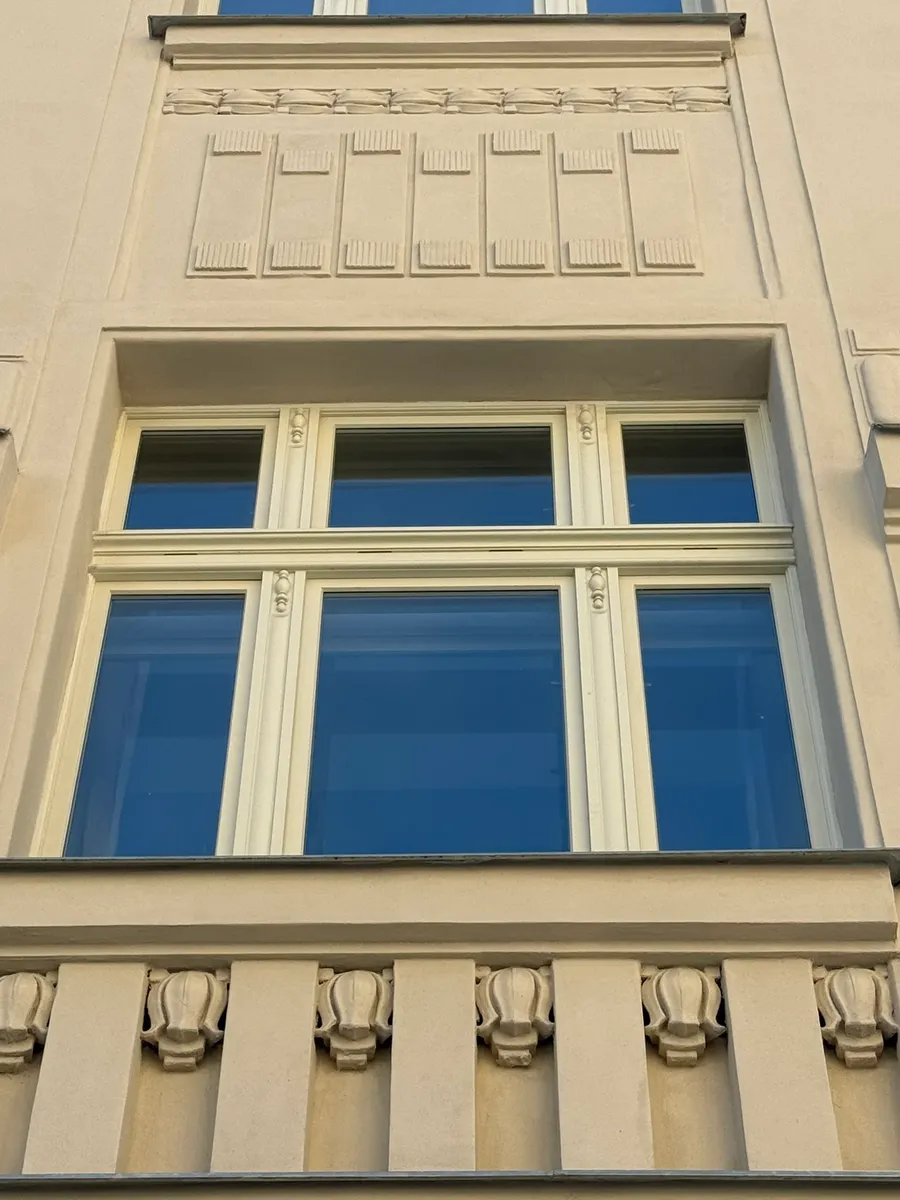 Detail zdobeného špaletového okna na činžovním domě v Praze 7